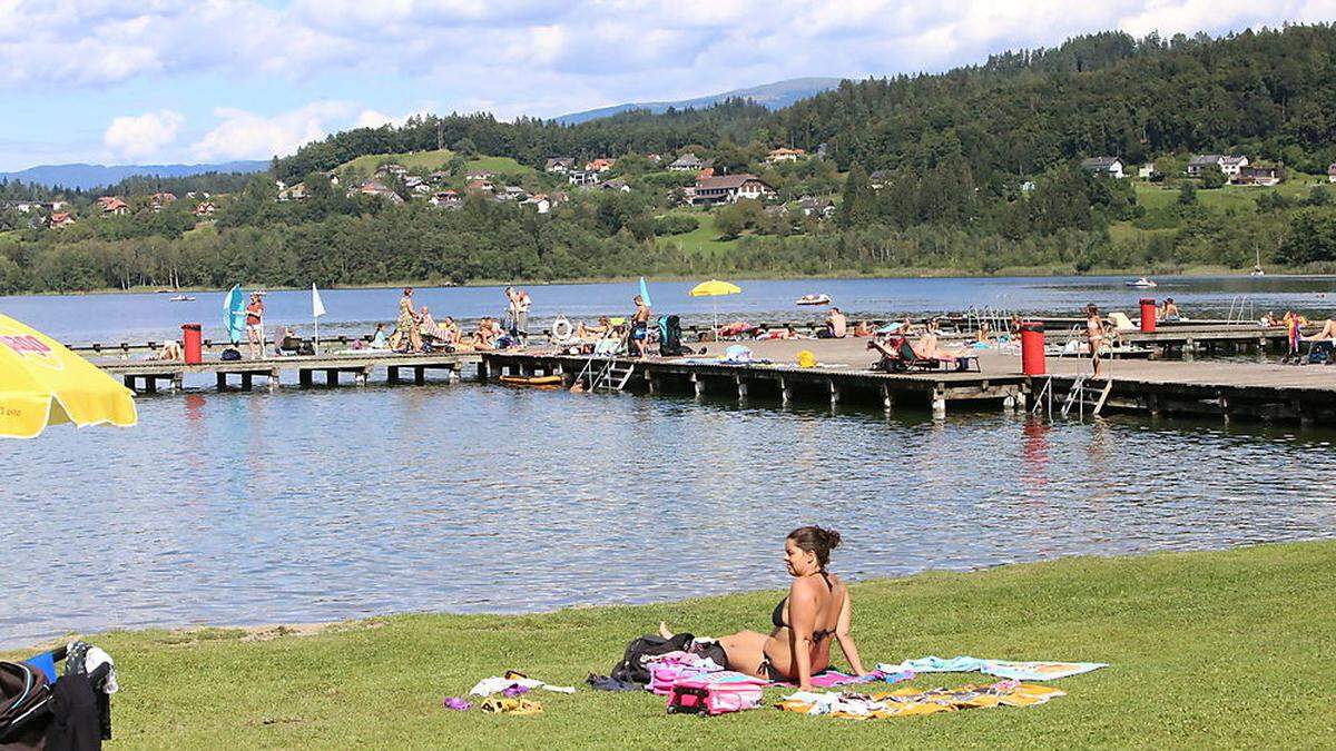 Besonders auf der Liegewiese halten die Gäste Abstand voneinander, am Steg rückt man etwas näher zusammen	