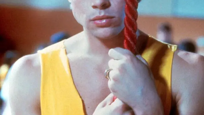 Schon in jungen Jahren spielte sich Pitt im Rampenlicht. Hier ist er im Film „Cutting Class“ (1889) zu sehen, sein Durchbruch folgte wenige Jahre später in Ridley Scotts „Thelma & Louise“ (1991)