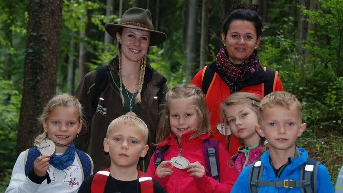 Schüler, Lehrer und Förster verbrachten einen gemeinsamen Vormittag im Wald