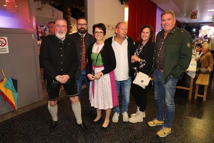 Besucher, die mit Dirndlkleid oder Lederhose bekleidet waren, wurden von den beiden Hauptorganisatoren Franz Neubauer und Walter Puntigam, zu einem Freibier eingeladen