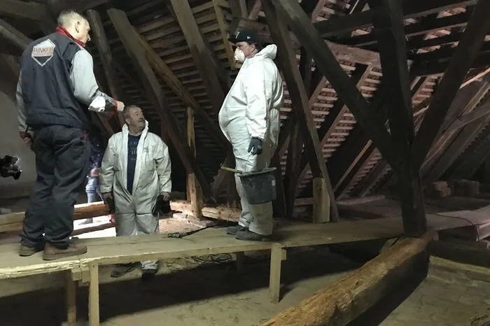 Dähne (Mitte) ist einer von fünf Mitarbeitern, mit denen Chef Joachim Binker (l.) von Binker Materialschutz aus Deutschland die Sanierungsarbeiten vornimmt.
