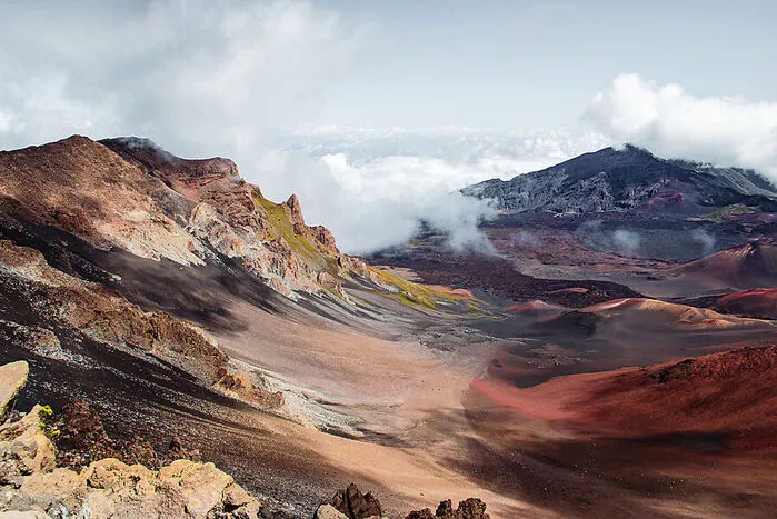 Nicht nur ein Nationalpark, sondern auch ein Biosphärenreservat ist das Gebiet des 3055 Meter hohen Vulkans Haleakalā auf der Insel Maui in Hawaii. Hier muss man immer reservieren, wenn man die berühmten Sonnenaufgänge beobachten möchte, was bei Touristen besonders beliebt ist.