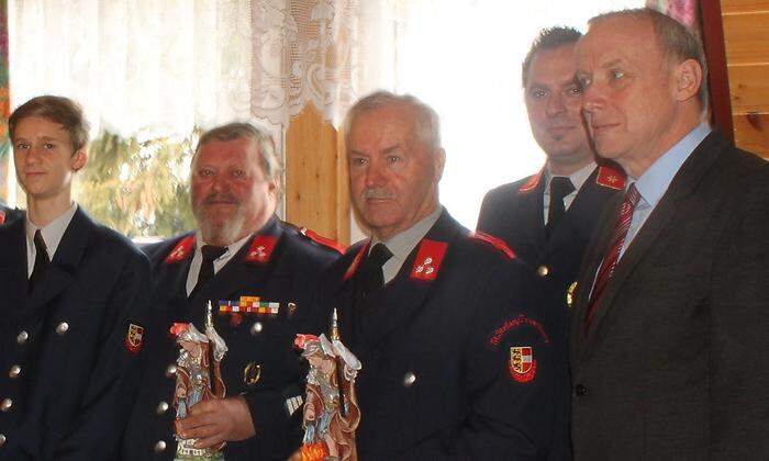 Bürgermeister Bernard Sadovnik (rechts), Kommandant-Stellvertreter Michael Vauce, Butej, Krewalder und Dumpelnik 
