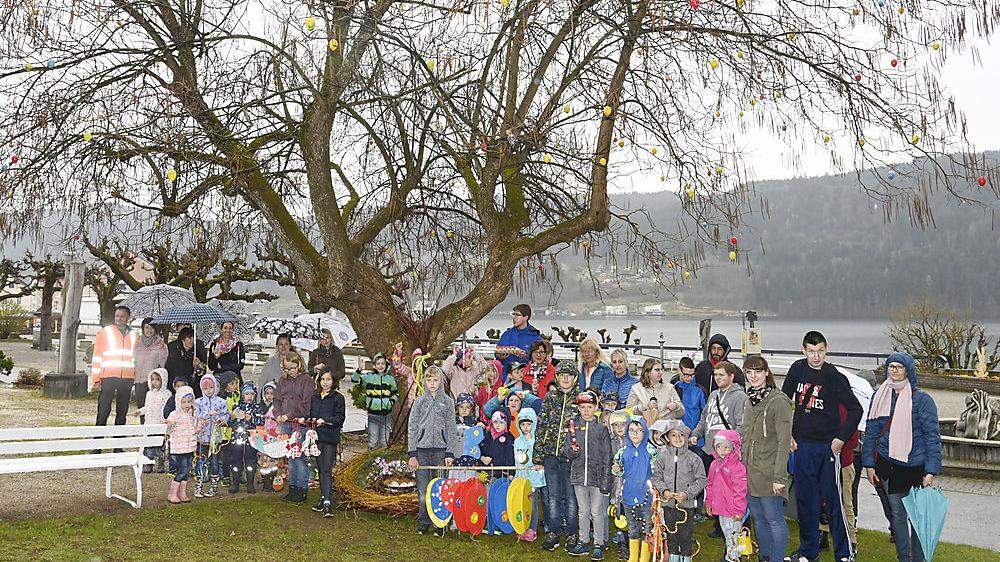 Kindergartenkinder, Volksschüler und Jugendliche aus Seebach fanden sich gestern im Seepark zum Fototermin in Millstatt ein
