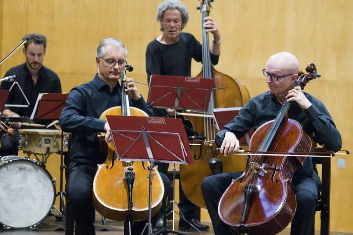 Mit zwei Walzern, einer Polka und einem rasanten Galopp verabschiedete sich die Sinfonietta von ihrem Publikum. 