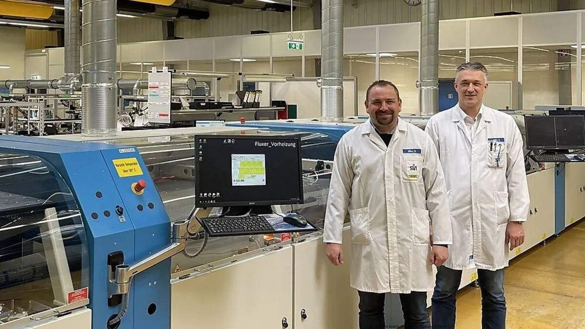 Geschäftsführer Gerold Grill und Produktionsleiter Gerald Lampl vor neuer Selektiv-Lötanlage