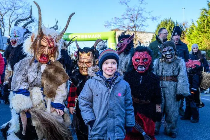 Um den kleinen Besuchern die Angst zu nehmen, gab es bereits ab 14 Uhr eine Maskenausstellung und die Möglichkeit Fotos mit den Gruppen zu machen.