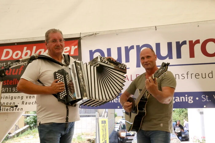 Während am Samstag die Jugend und Junggebliebenen zur Musik der „Wörtherseer“ das Tanzbein schwangen, sah man am Sonntag beim Frühschoppen mit dem „Eixendorfer Duo“ (Foto) vermehrt reiferes Publikum und Familien. 