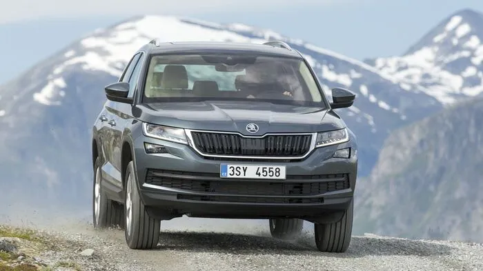Dass das große SUV der Tschechen ein Erfolg wird, gilt als so klar wie die Linien seines Designs: Der Kodiaq ist exakt, präzise und scharf gezeichnet – das gilt speziell für die markante, stark unterschnittene Schulterlinie.