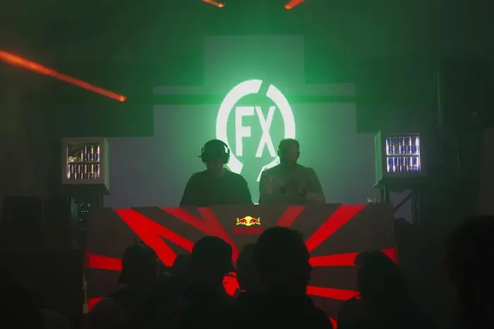 Live-Musik, Fans und Einheimische sorgten in mehreren Partyzelten und Partystadln für Stimmung.