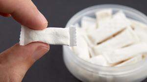 Nikotinbeutel werden hinter die Lippe geklemmt. Das Nikotin kommt danach über die Schleimhäute in den Körper.