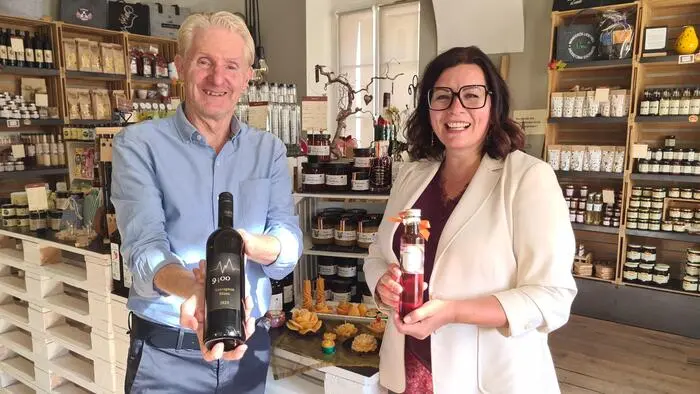 Bachmann und Hübler halten Produkte in die Kamera und lachen dabei