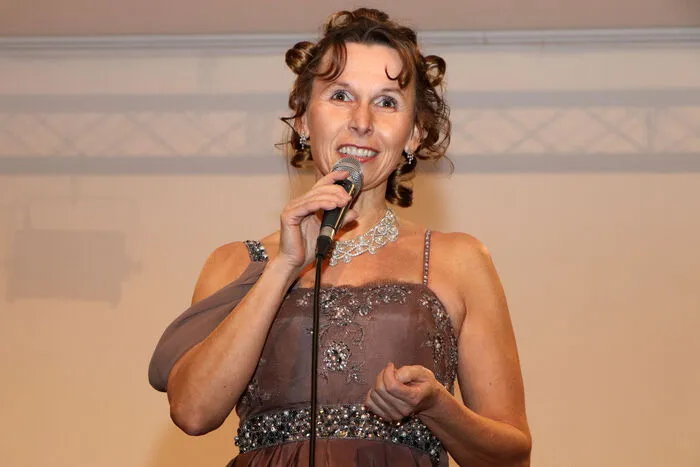Durch das Neujahrskonzert führte mit sehr viel Schwung und Fachwissen Sigrid Konnerth aus Wernberg.