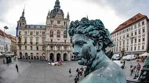 Überm Rathaus ziehen dunkle Wolken auf