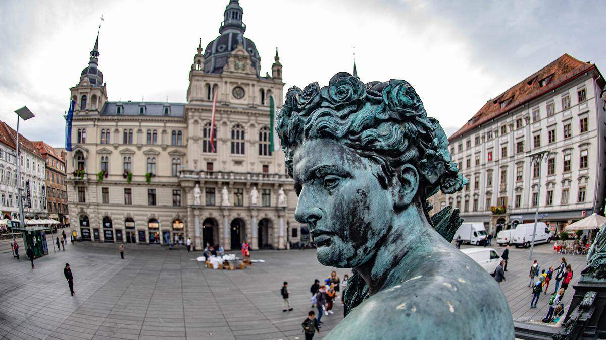 Überm Rathaus ziehen dunkle Wolken auf