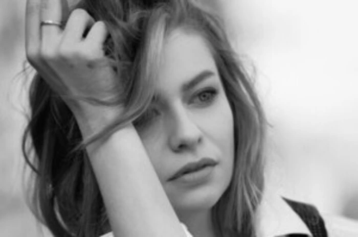 „Auf Französisch fällt es mir am einfachsten, über meine Befindlichkeiten zu singen“, sagt die Ex-ESC-Starterin. Gelungenes drittes Album aus der eigenen Feder, perlt wie Rosé-Champagner.
Zoë. La vie en rosé. Global Rockstar. (cu)
