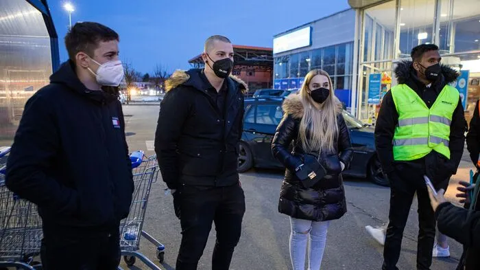 Zahlreiche Freunde und Bekannte trafen sich Samstagabend, um noch einmal gemeinsam an zwei verstorbene Freunde zu denken.