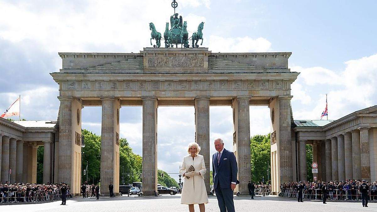Fast schon Berliner: Camilla und Charles vor dem Brandenburger Tor 