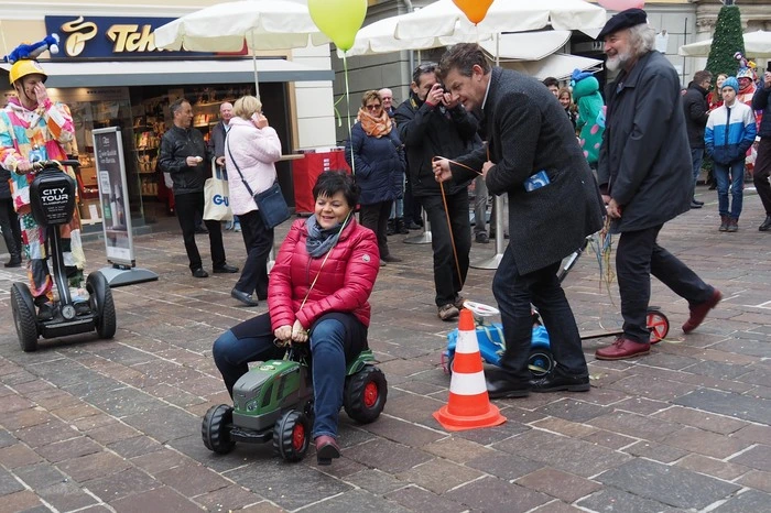 . . . aber so einfach wollte Stadträtin Ruth Feistritzer die Bürgermeisterin auf dem Tretroller nicht davon kommen lassen. Sie trat geflissentlich in die Pedale des Kinderspielzeugtraktors. . .
