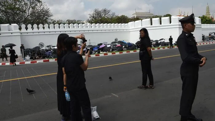 Es wird eine Totenfeier, wie sie Thailand noch nie gesehen hat: Mehr als ein Jahr nach seinem Tod wird am Donnerstag (26. Oktober) in Bangkok der Leichnam von König Bhumibol eingeäschert.   