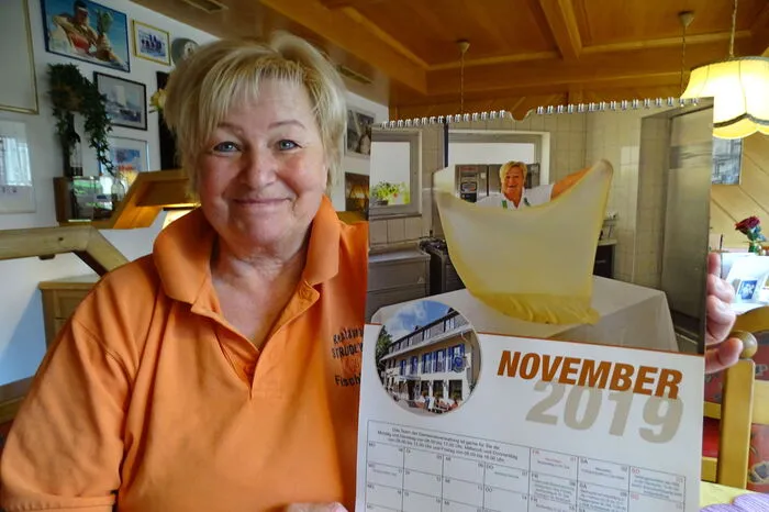 Brigitte Michetschläger mit dem Wirtekalender: Auf dieses Bild ist sie stolz, es zeigt sie mit einem Strudlteig, der so groß wie ein Leintuch ist.