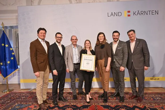 WKK/Helge Bauer

Überreichung Gütesiegel im Spiegelsaal