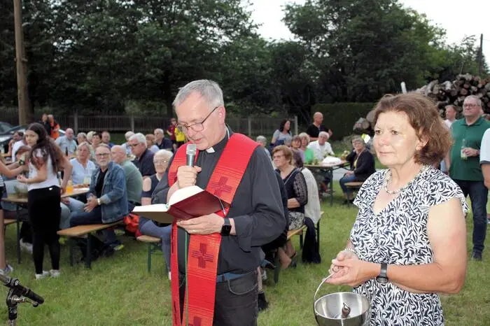 Nach der Entzündung des Feuers segnete Pfarrer Martin Trummler den brennenden Holzstoß und sprach mit den Besuchern über den historischen Hintergrund des Sonnwendfeuers. 
