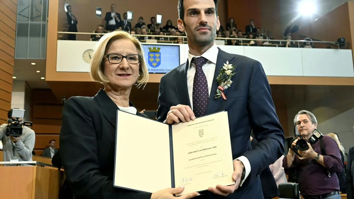 Mikl-Leitner überreicht Landbauer bei der konstituierenden Sitzung im März die Urkunde mit der Bezeichnung Landeshauptfrau-Stellvertreter 