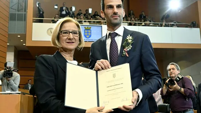 Mikl-Leitner überreicht Landbauer bei der konstituierenden Sitzung im März die Urkunde mit der Bezeichnung Landeshauptfrau-Stellvertreter 