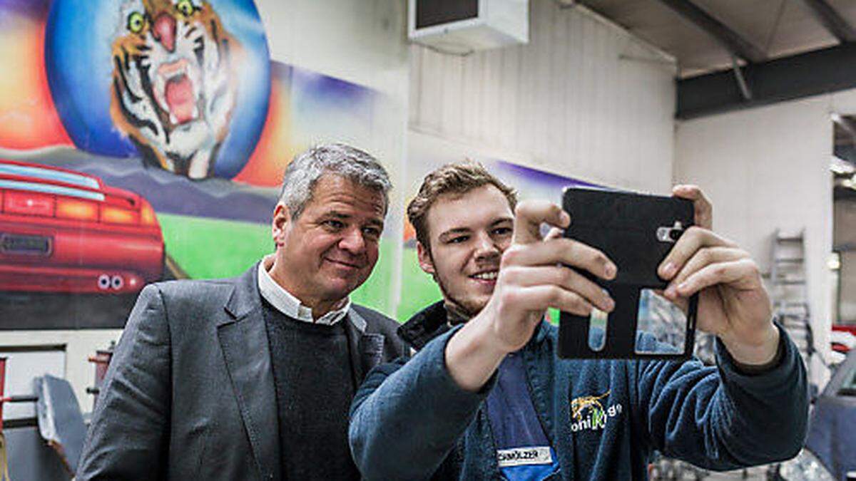 Selfie mit dem Spitzenkandidaten. Köfer beim Betriebsbesuch der Firma Kluge in Spittal