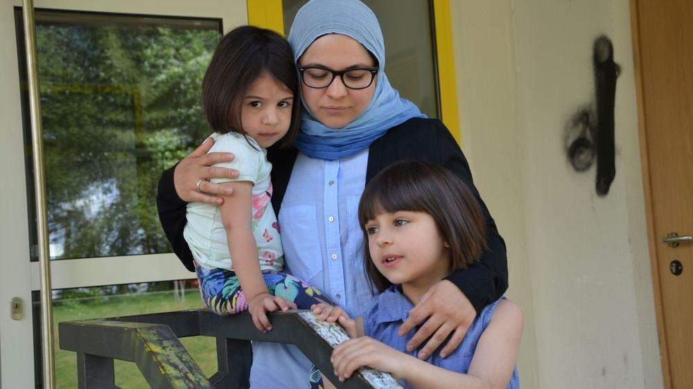 Nasibat Kamelova wird mit ihren drei Töchtern Alia, Safia und Salia (nicht im Bild) freiwillig Osttirol verlassen