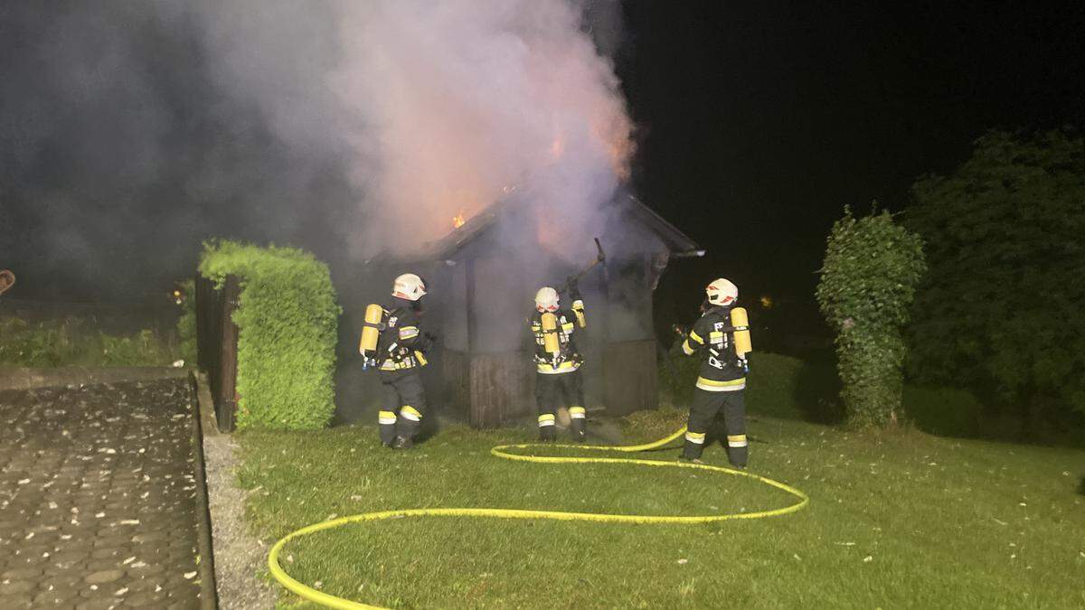 Eine Hütte fing in Stadtbergen Feuer