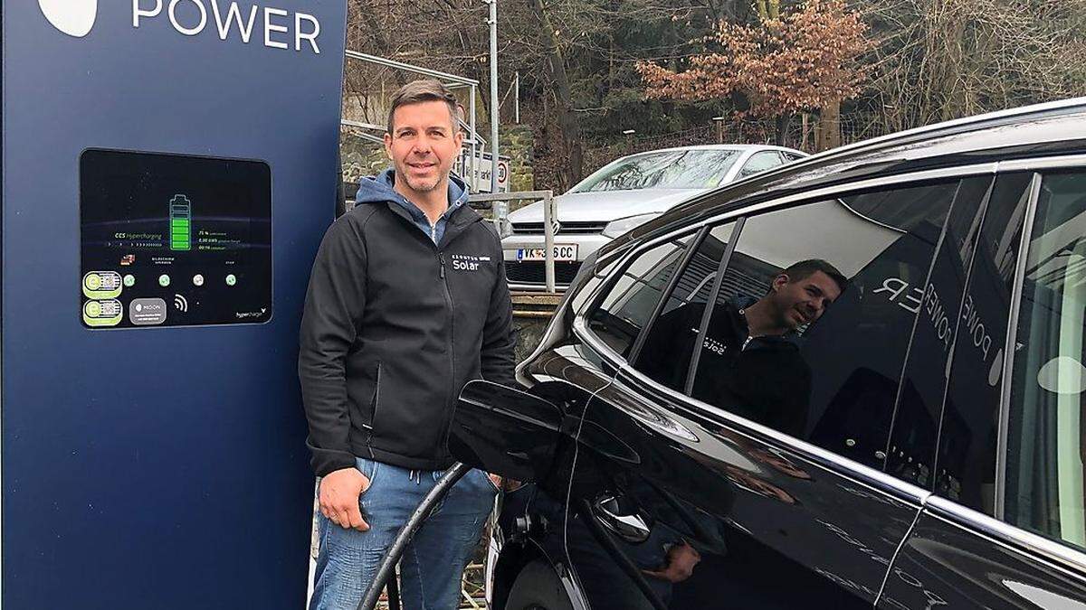 E-Autofahrer Bernd Meschnark-Kurnik bei der Schnellladestation seines Autohändlers