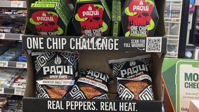 Der Chip wird mit Extrakten von zwei der schärfsten Chili-Sorten gewürzt: Carolina Reaper und Naga Viper. Verkauft werden die Maischips der Marke Paqui einzeln – in einer Box in der Form eines Sargs.