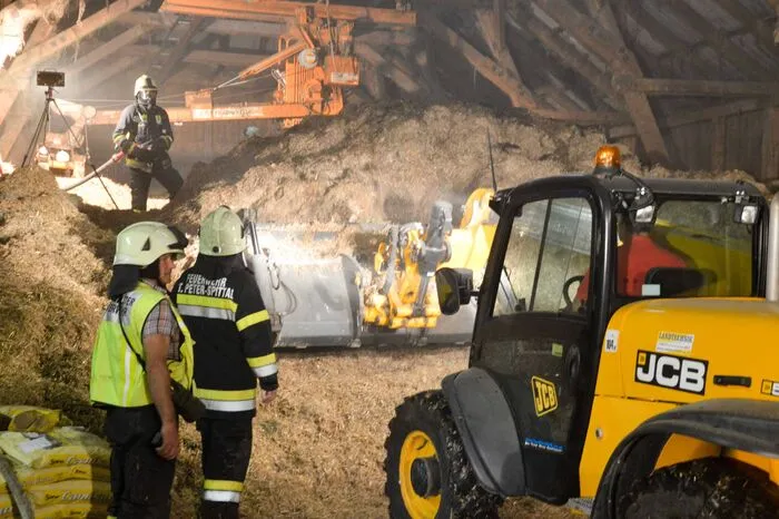 Fünf Freiwillige Feuerwehren waren mit 100 Leuten im Einsatz, um gegen die Glutnester anzukämpfen und Schlimmeres zu verhindern.