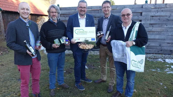 Vordenker des Zirbenlandes: Michael Gross (Sabathy-Hütte), Gerhard Frewein (Zirbenshop), Bernd Pfandl, Peter Liebminger (Aronia) und Peter Hofer (Weberei) 