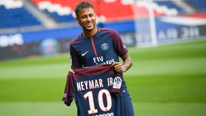 Er ist (noch) der unumstrittene Anführer der teuersten Fussballer der Geschichte: Der Brasilianer Neymar Jr., der für 222 Millionen Euro von Barcelona zu Paris Saint Germain wechselte.