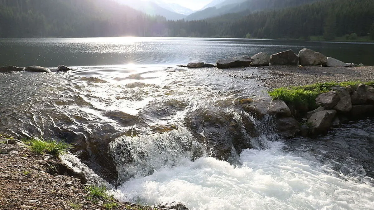 Die Schneeschmelze lässt den Ingeringsee in Gaal überlaufen