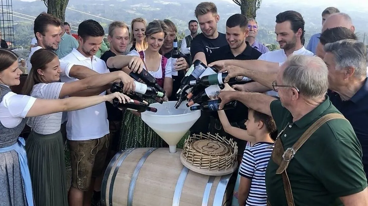 Die Weinbauern gießen ihren Sauvignon ins Fass