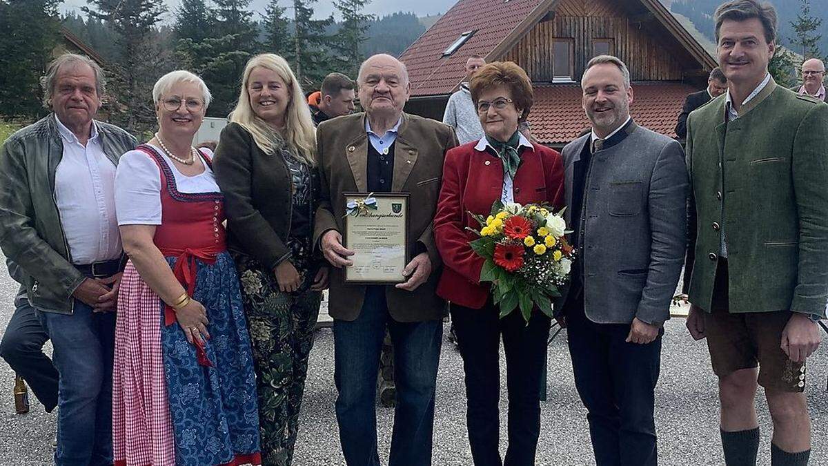 Gemeindevertreter haben Franz Jöbstl (Bildmitte) die Ehrennadel in Gold verliehen