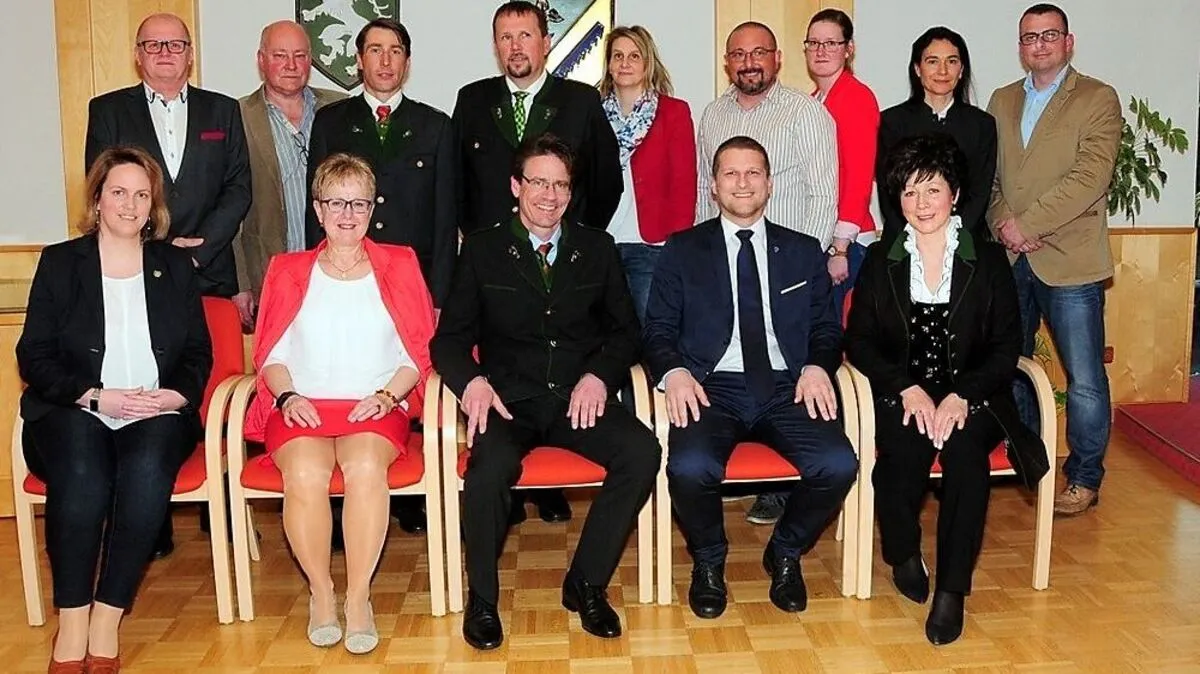 Günther Ofner (Mitte sitzend) folgt Doris Schutting nach (sitzend 2. v. l.)