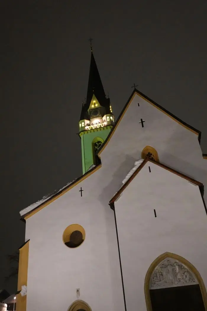 Nach der Christmette erklingen die Bläserklänge vom Turm der Pfarrkirche St. Andrä über die Stadt