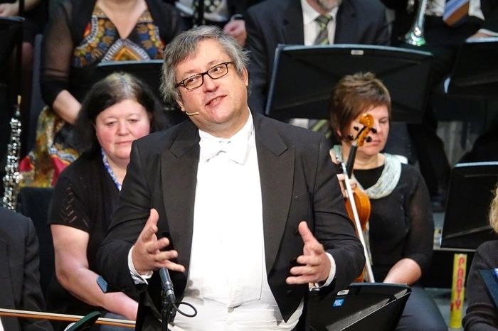 Mit heiteren Episoden bereicherte Klaus Melem in seiner Moderation den Konzertabend und beeindruckte auch als Sänger und Schauspieler.