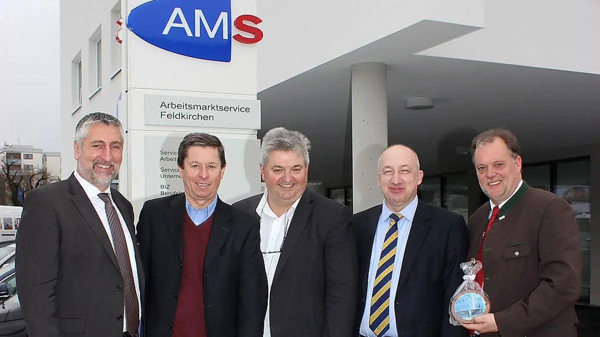 Vor der neuen Regionalgeschäftsstelle: Durchschlag, Messner, Buchinger, Zewell und Treffner (von links)