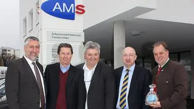 Vor der neuen Regionalgeschäftsstelle: Durchschlag, Messner, Buchinger, Zewell und Treffner (von links)