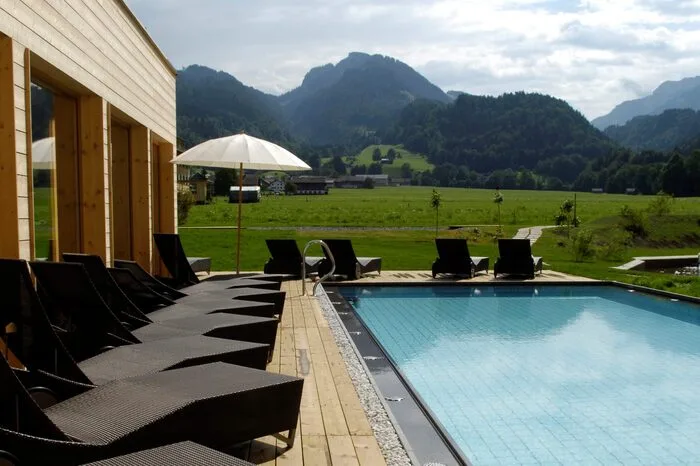 Als romantischstes Hotel der Alpen bezeichnet sich das GAMS Genießer- und Kuschelhotel in Vorarlberg. Es hält für Gäste eine Kuschelsuite mit Himmelbett, Whirlpool und Sternenhimmel bereit. Pärchen freuen sich auf Champagner und hausgemachte Chocolat d’Amour. Auf 2.000 Quadratmetern erwartet sie prickelndes Wellnessvergnügen. Nach Kräuter- und Erd-Sauna verspricht der „Cool Pool“ Abkühlung. Dank beheiztem Außen- und Whirlpool genießen Gäste auch outdoor Badevergnügen mit freiem Blick in den Himmel.