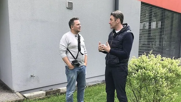 Sieben Jahre kämpfte Maximilian Knabl (rechts) vergeblich um eine Generalsanierung. Bausachverständiger Günther Nussbaum (links) stellte eine "massive Durchfeuchtung" des Holzbaus fest