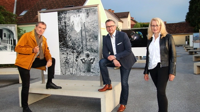 „Die Ausstellung bildet auch einen entschleunigten Zugang zur Fotografie im Vergleich zu den allgegenwärtigen und hektisch wahrgenommenen Fotos auf Facebook und den sonstigen sozialen Medien“ meinte Bürgermeister Helmut Linhart, der die Ausstellung eröffnete.  