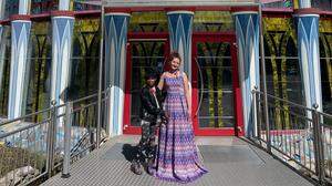 Génése Akomi mit ihrem „Fuchspalast“-Kleid in St. Veit