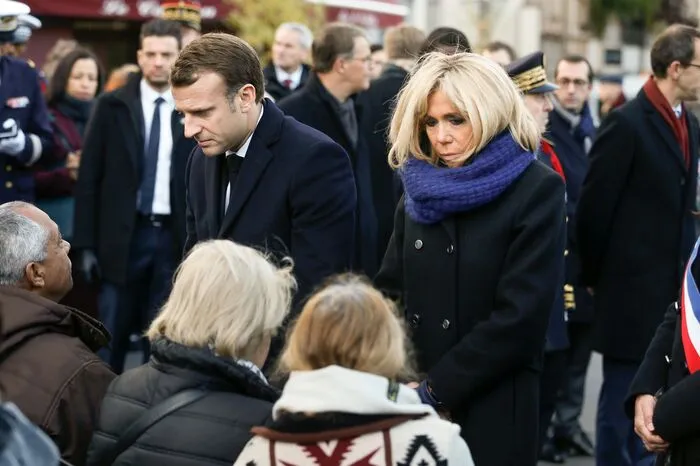 Präsident Emmanuel Macron und sein Amtsvorgänger François Hollande besuchten die sechs Pariser Anschlagsorte und erinnerten an die Opfer mit Schweigeminuten und Kränzen.